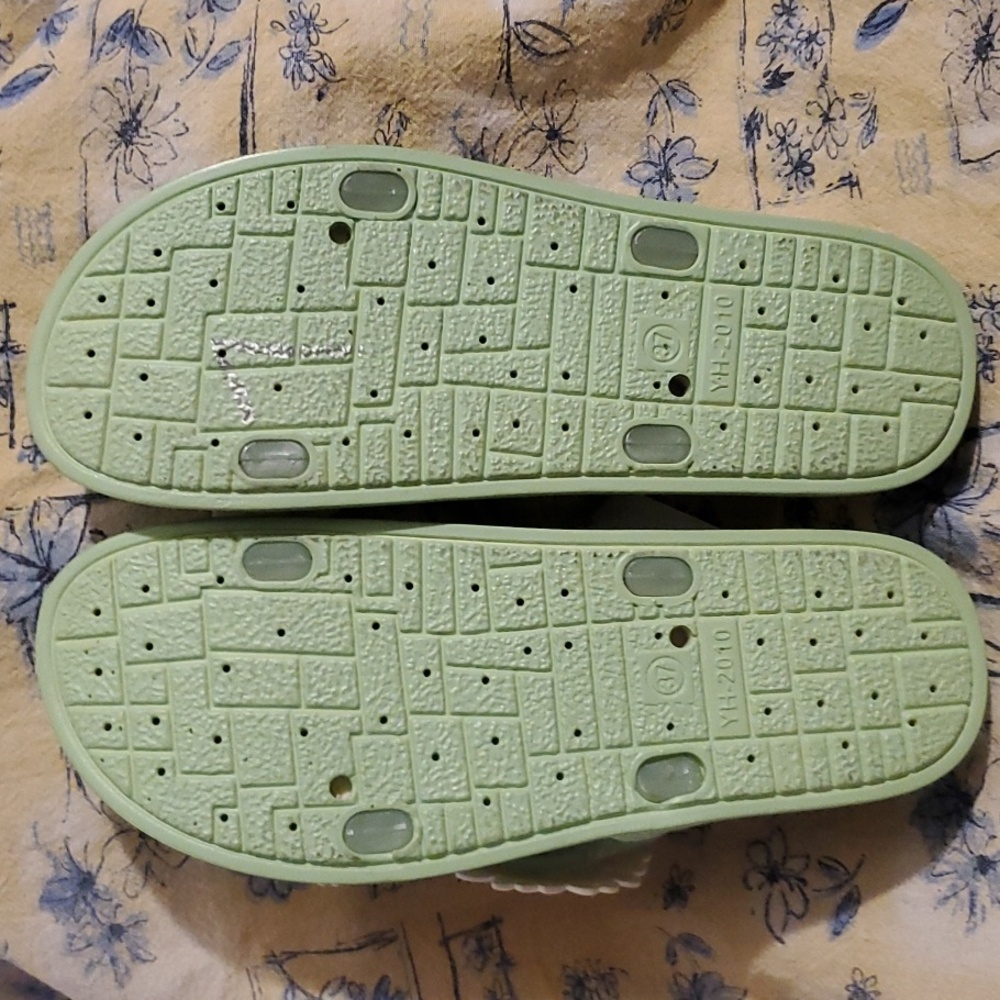 BNWT:  Green Rubber Sandals - Picture 5 of 6